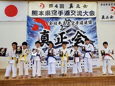 型小学1・2年生クラス　優勝　竹下英希、準優勝　村岡瑛斗、３位　長谷川亜蓮・小田麻笑、ベスト8　松川颯之介・園村千幸・田代俊平・米光環汰