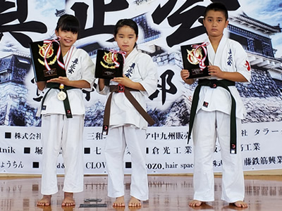 型小学３・４年生クラス　優勝　和田凛香、準優勝　竹下凛、３位　荒木裕大・内藤元紀