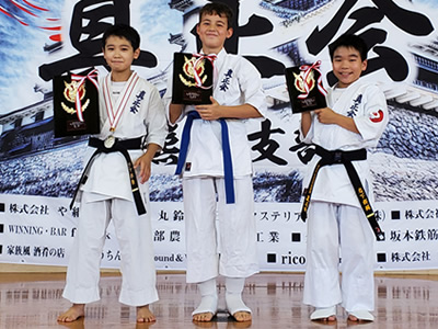 型小学５・６年生クラス　優勝　竹下昂秀、準優勝　地頭所海人、３位　岩下桜輔