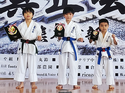 形 小学1・2年中級 優勝 竹下英希 準優勝 和田琉凰 ３位 岩下竜之佑