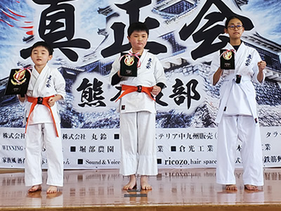 形 小学3・4年 初級 優勝 宇野弘理 準優勝 谷口詠仁 ３位 海東聖奈