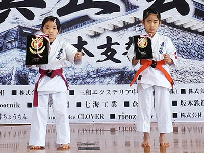 形 小学1・2年初級 優勝 田尻麻帆 準優勝 安井月奏