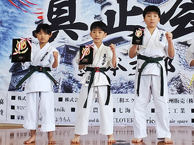 形 小学3・4年 中級 優勝 小田麻笑 準優勝 長谷川亜蓮 ３位 安田夏樹 ３位 内藤元紀