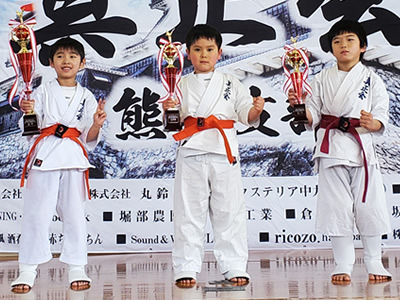 組手 小学1年男子B 優勝 吉田一翔 準優勝 下村麻陽 ３位 藤谷礼