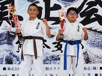 組手 小学4年男子A 優勝 荒木裕大 準優勝 後藤仁